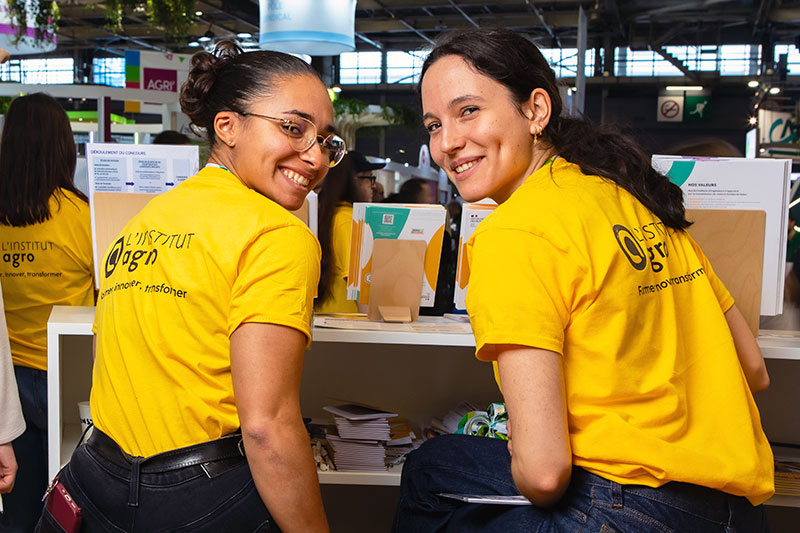 2 étudiantes de l'Institut Agro lors du Salon international de l'Agriculture
